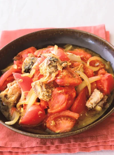 トマトのうまみでさばもぐっと食べやすく「トマトとさば缶のカレー炒め」