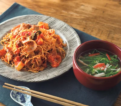 キャベツ代わりのキムチで味つけも兼ねて「豚トマトキムチ焼きそば」