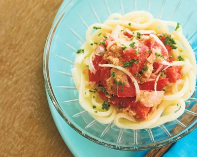 ツナのうまみをトマトやレモン汁でさっぱりと「ツナトマイタリアンうどん」