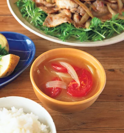 トマトの酸味と玉ねぎの甘みがおいしく融合「トマトと玉ねぎのみそ汁」