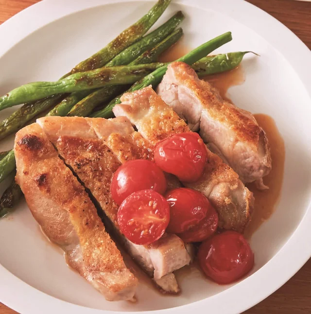 ジューシーなとりもも肉とトマトのごちそうレシピ「チキンソテー」と「スープ煮」