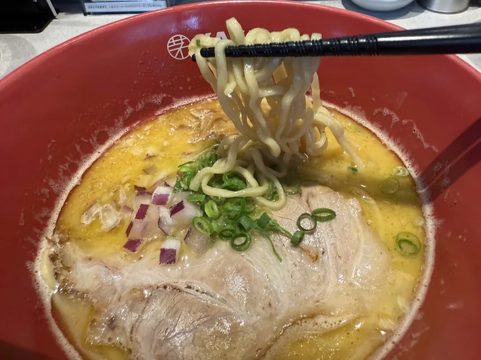 もちもち食感の麺がクリーミーなスープとマッチ