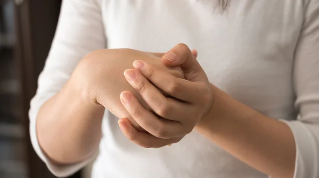 関節がポキポキ鳴るのはなぜ？ほどほどにしておいたほうがいい理由