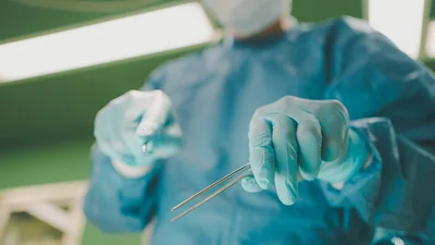 手術着が青緑なのはなぜ？人間の目と「色残像」について