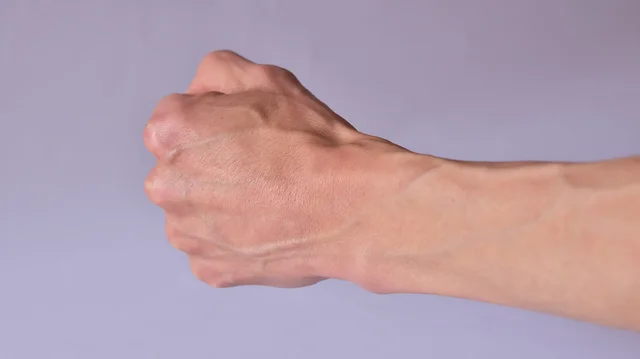 血は赤いのに、血管が青く見える謎！人体で赤い血管が見えるのはどこ？