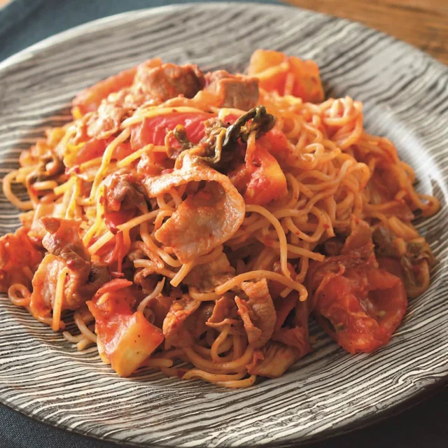 トマトを使った麺レシピで元気をチャージ「キムチ焼きそば」「イタリアンうどん」
