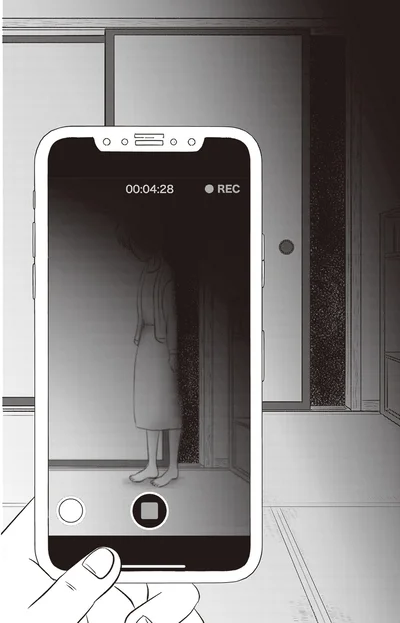 スマホに写る女性