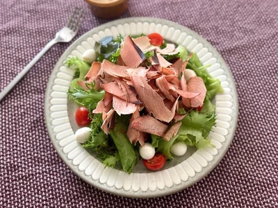 サラダの上に食べるかつお節をトッピング