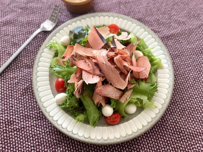 サラダの上に食べるかつお節をトッピング