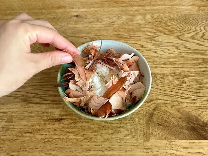 温かいご飯に食べるかつお節をかけて…