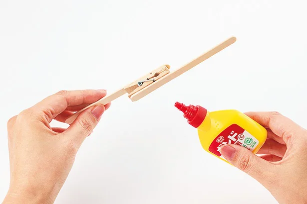 スティック2本でピンチを挟むように、ボンドで付ける