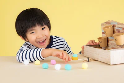 親子で得点を競うゲームとして遊べるほか、簡単なたし算も学ぶことができます