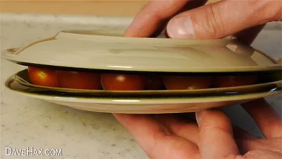 1）皿と皿の間にプチトマトを挟む