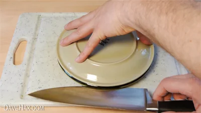 2）上の皿を手で押さえ隙間から包丁を入れて水平に動かす