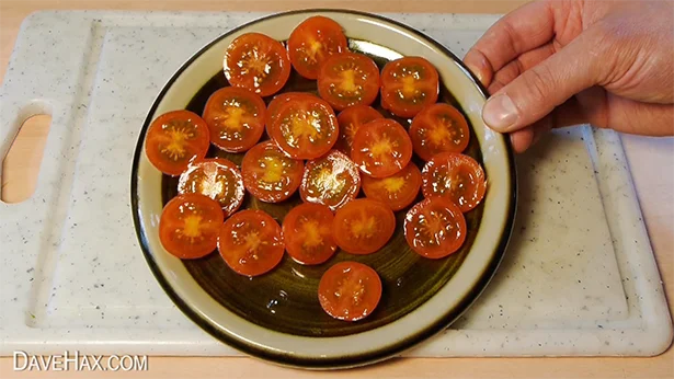 3）複数のトマトを1度で半分にカットできる！
