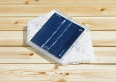 ソーラー式で蓄電、点灯するものも◎