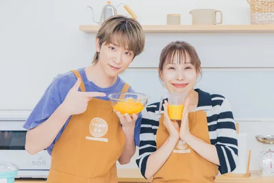 鮮やかなみかんを持って、涼しげにポーズ