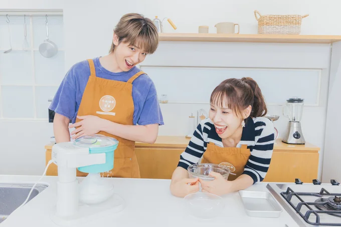 目線をリクエストすると「うぇーい」と陽気な小山さん