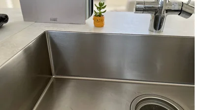 スポンジで擦って洗い流したあと、同じスポンジで水滴を吸い取っていく