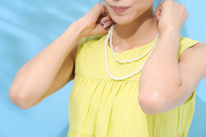 大ぶりのアクセサリーで目線をそらすのも◎