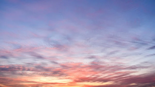 空が青いのはなぜ？夕方になると夕焼けで赤く見える理由とは
