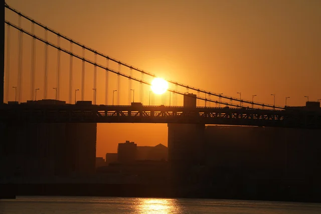 沈む太陽のほうが、昼間の太陽より大きく見えるのはなぜ？