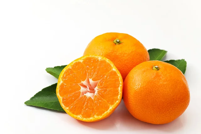 すぐわかる！ミカンの皮をむかずに房の数を知る方法って？