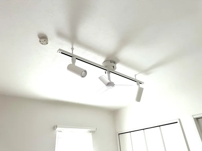 ホワイトのスポットライトにかえてみました 明るいお部屋がAIのおかげで完成♪