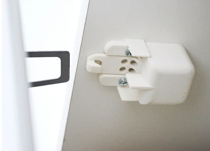 棚の扉に耐震ラッチを取り付けて中身が飛び出さないように