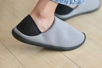 いつものスリッパを「防災スリッパ」に替えて災害時も足元を保護