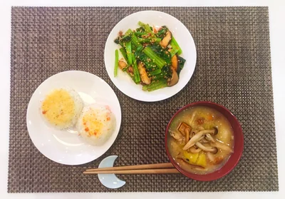 「ハムチーズ焼きおにぎり」「小松菜としいたけのごまあえサラダ」「きのこ豚汁」