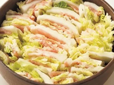 白菜の間に豚肉をはさみ、5～6cm幅に切ったら、切り口を上にして立てて、鍋にきっちりと詰める