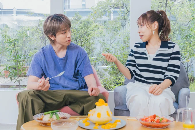 昔話に花が咲く2人。小山家のお菓子作りはお母さんの好みが影響していたそう。