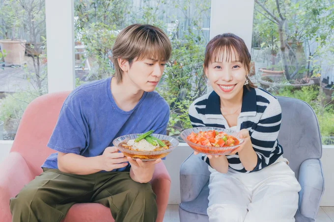 トマトへの感情を微妙な視線で物語る小山さん