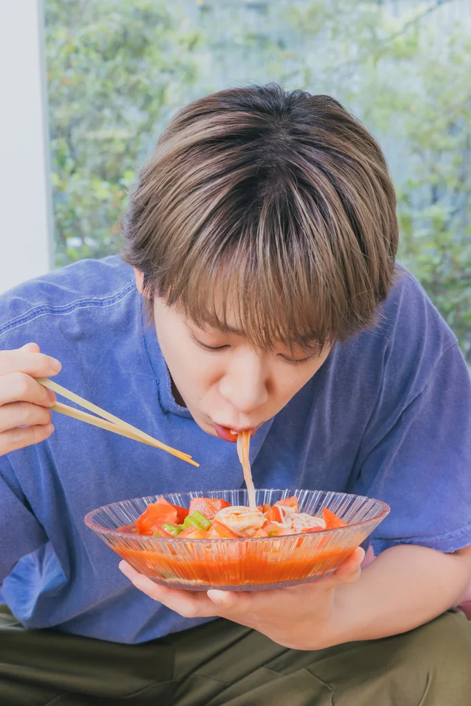 真っ赤なそうめんをすする。トマトが苦手な小山さんの激レアな1枚!