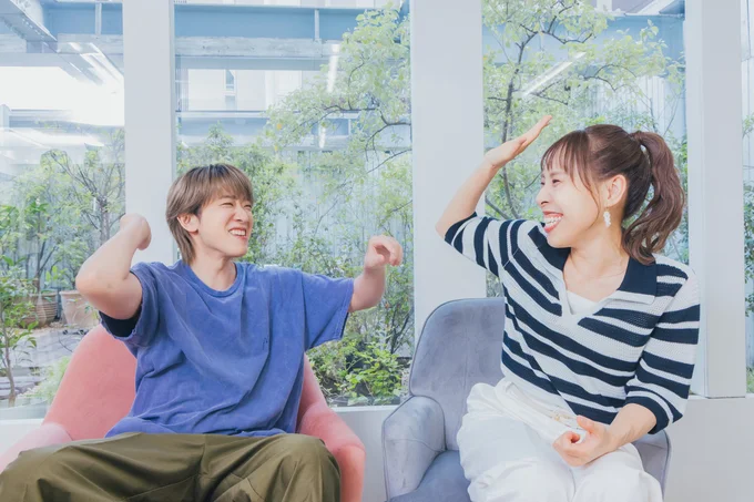 ノリノリの姉のハイタッチに自然と手が上がる小山さん。さすが息ピッタリ!