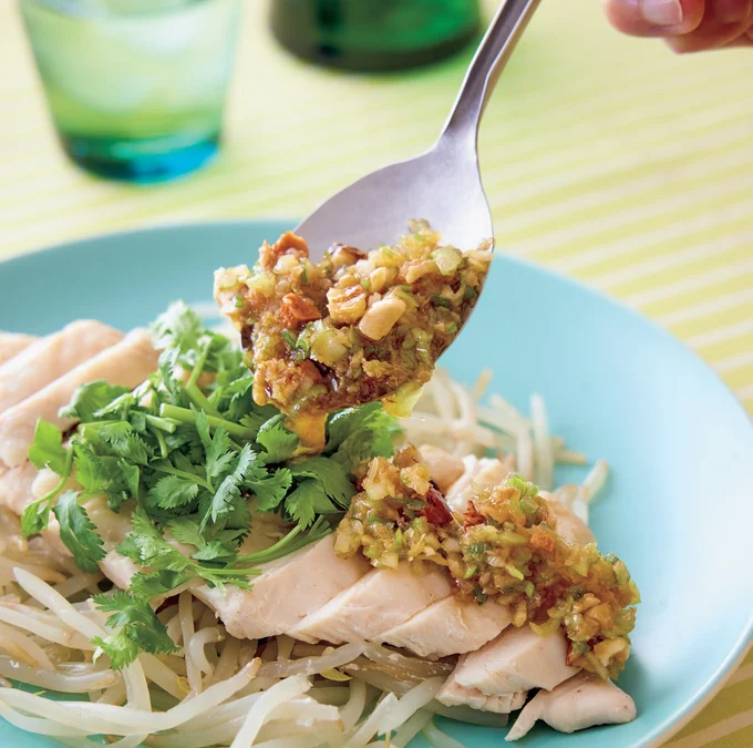 ナッツの食感が楽しい!よだれどり風の一品「蒸しどりのナッツねぎだれ よだれどり風」