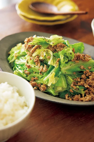 豚ひきとキャベツのこしょう炒め