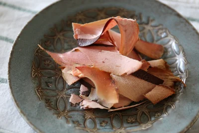 薄すぎず、厚すぎずにスライスされたかつお節