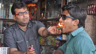 燃えるデザートを食す。インドでは日常風景？