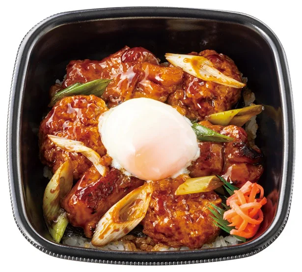 とろ～り絡まる「温玉付き焼鳥つくね重」 730円