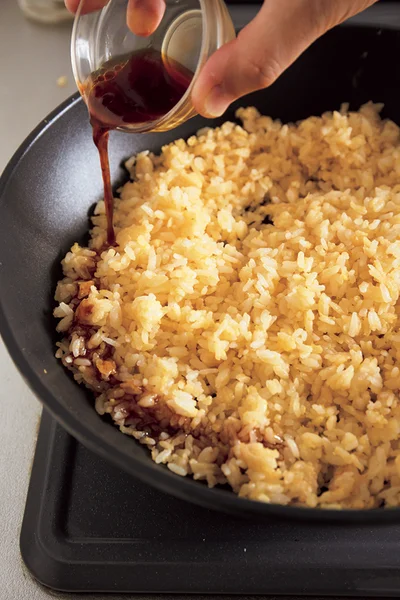 ご飯をよく炒める前に塩分を入れると、米から水分が出る。調味は最後に！