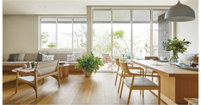  外とのつながりを感じられるアウトリビング