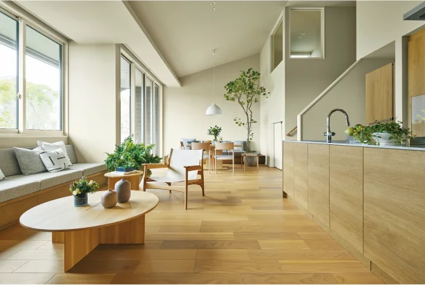 明るく開放的なリビング・キッチン・ダイニングスペース