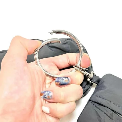 カラビナ金具がついている　　落とさないから▶