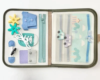 ブルーのほうのビジーBOOKは車を走らせたりできます　　これは子どもを飽きさせない！▶