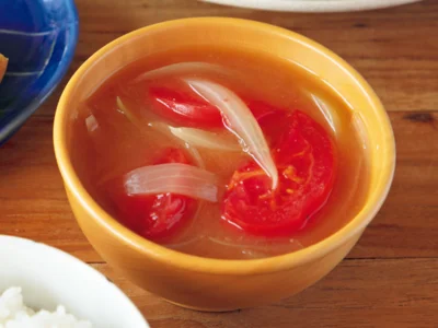 トマトと玉ねぎのみそ汁