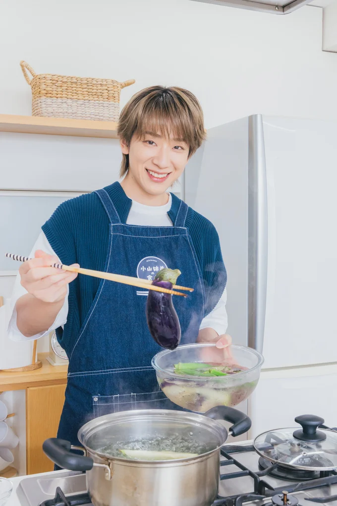 「大好きです」というナスとオクラを持って爽やかスマイル