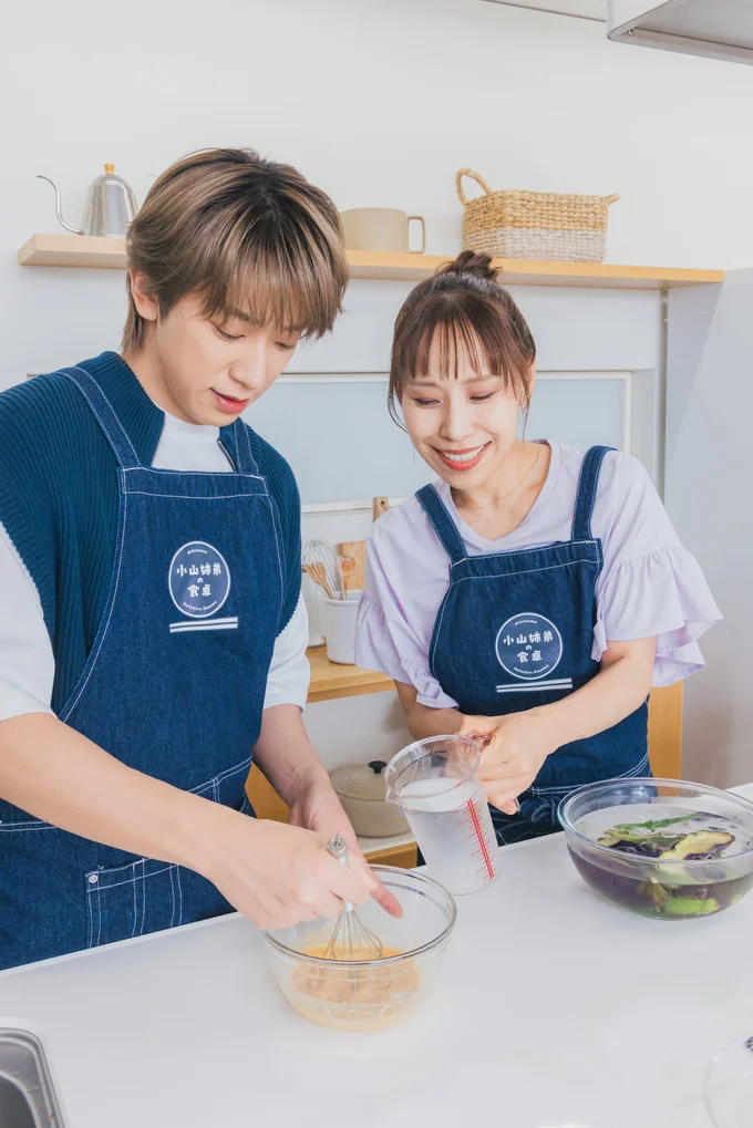 小山さんは手際よくシャカシャカ。そこに水500ccを加えます
