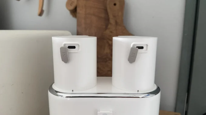 泡用と液体用それぞれで充電出来るようになっている